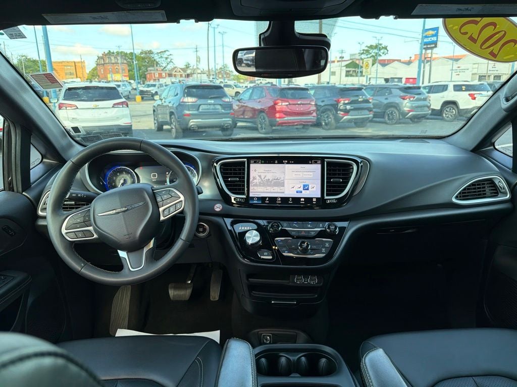 2025 Chrysler Pacifica Select