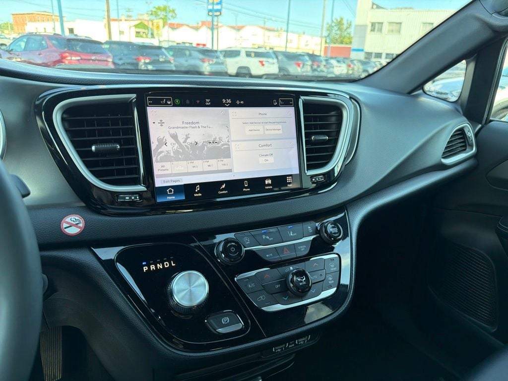 2025 Chrysler Pacifica Select