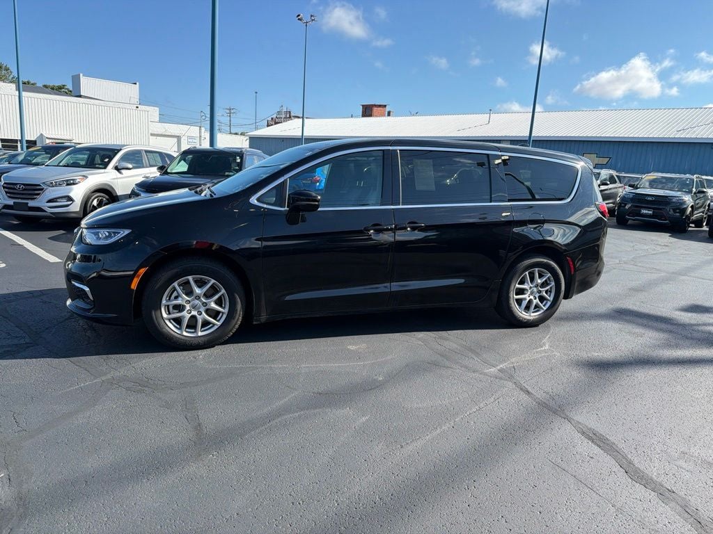 2025 Chrysler Pacifica Select