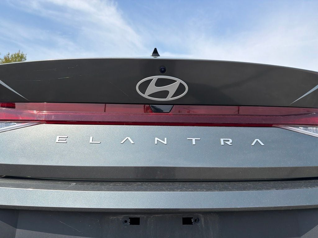 2025 Hyundai ELANTRA SE