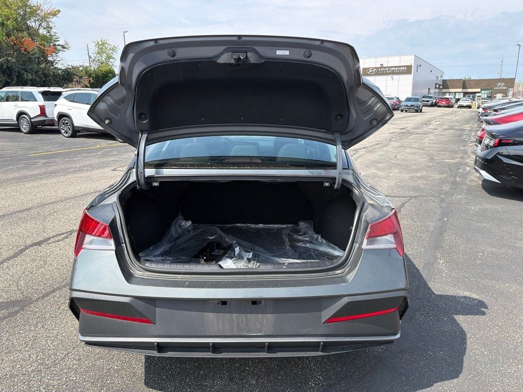 2025 Hyundai ELANTRA SE