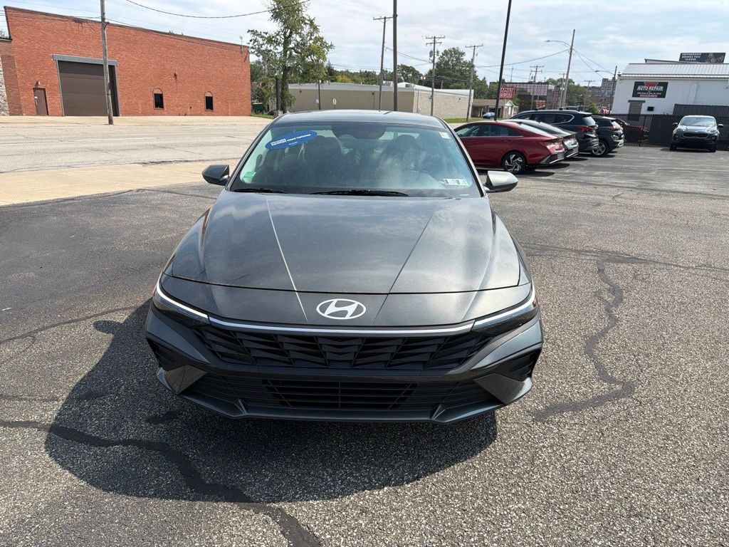2025 Hyundai ELANTRA SE