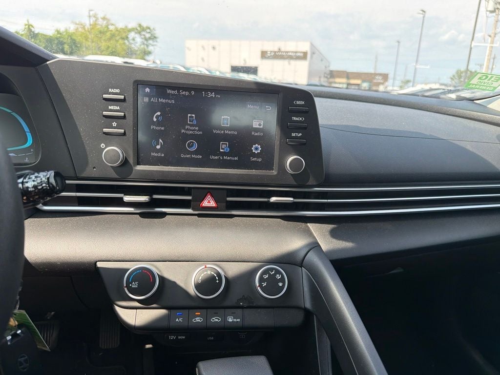 2025 Hyundai ELANTRA SE