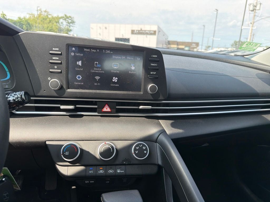 2025 Hyundai ELANTRA SE