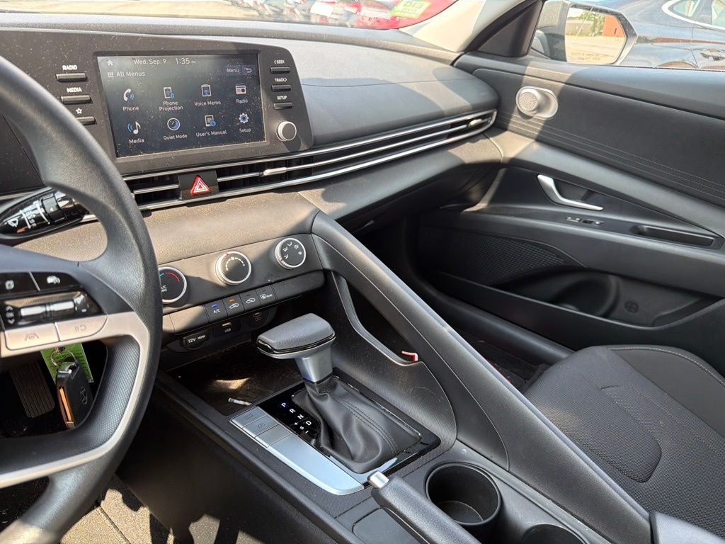 2025 Hyundai ELANTRA SE