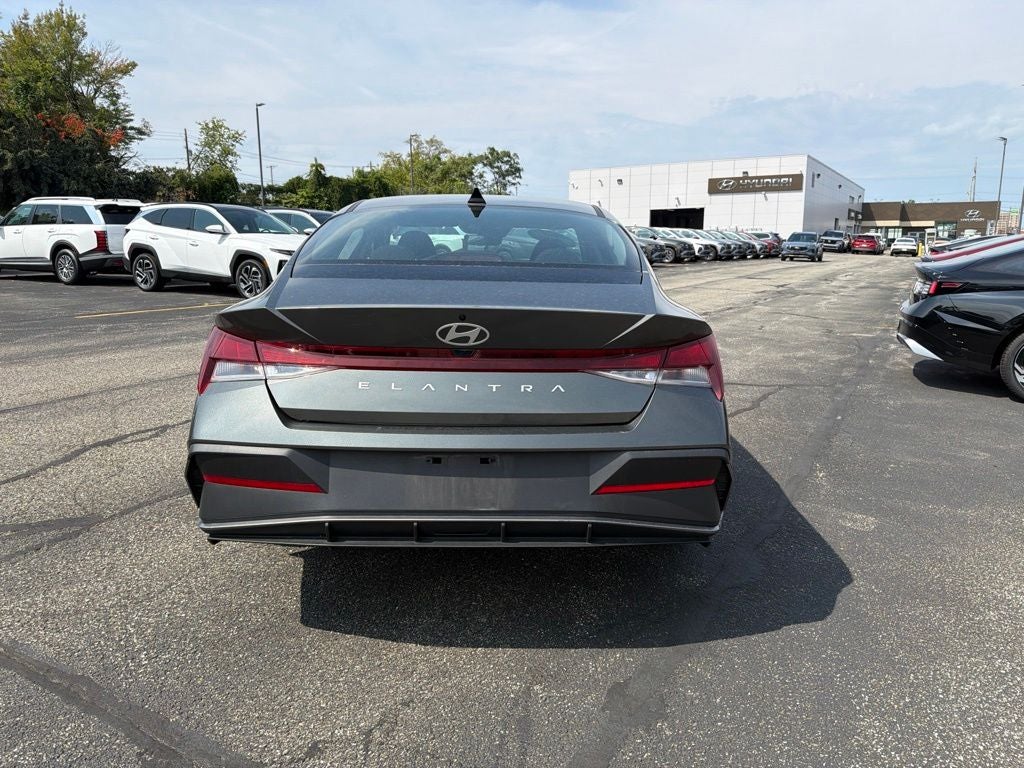 2025 Hyundai ELANTRA SE